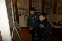 Школьники на экскурсии в одном из залов музея